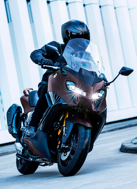 Un hombre pilota un Scooter Yamaha en carretera